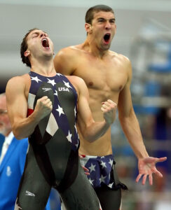 Garrett Weber-Gale e Michael Phelps comemoram o recorde mundial no revezamento 4x100m livre usando traje LZR Racer da Speedo – Pequim 