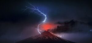 Um vulcão em erupção no Chile é atingido por um raio. A imagem é finalista do concurso de fotos de natureza Big Picture