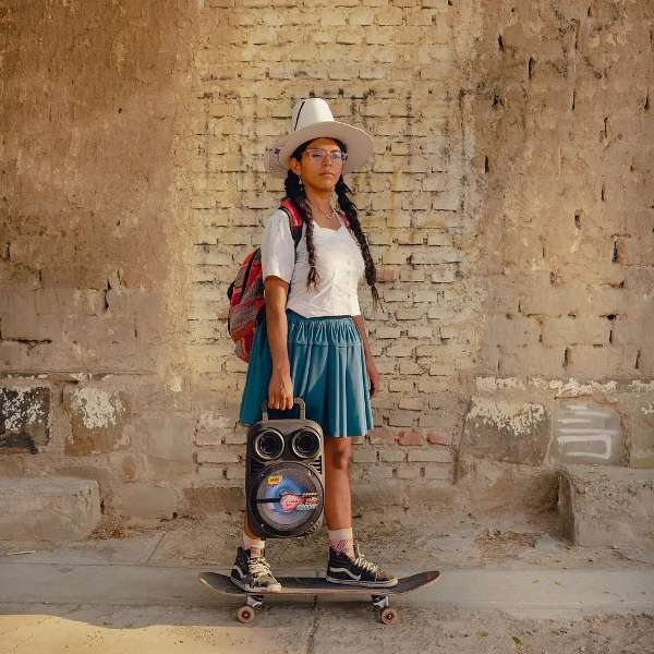 foto de menina com skate e som é uma das premiadas no prêmio de fotografia ética World Report Award Bolícia