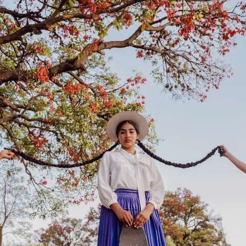 Foto menina de tranças segurando skate é uma das premiadas no prêmio de fotografia World Report Award Bolívia