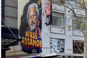 Mural da campanha pela libertação de Julian Assange na Austrália