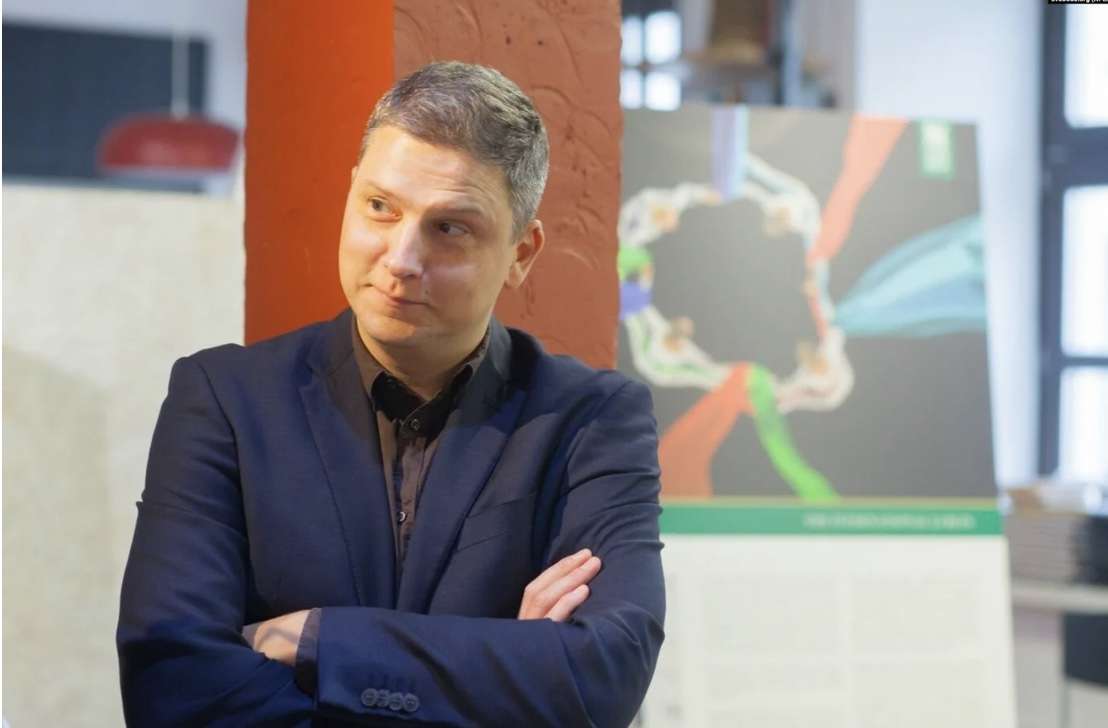 Jornalista Pavel Mazheika jornalista foi condenado por extremismo na Bielorrússia