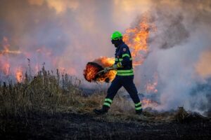 Bombeiro combate incêndio provocado pelas mudanças climáticas
