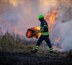 Bombeiro combate incêndio provocado pelas mudanças climáticas