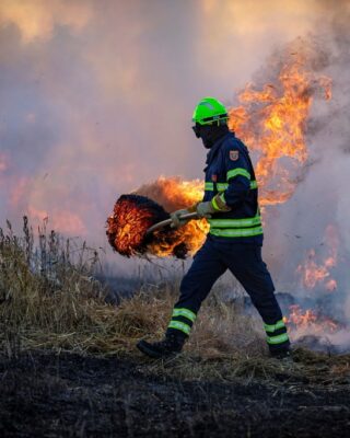 Bombeiro combate incêndio provocado pelas mudanças climáticas