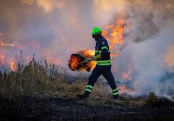 Bombeiro combate incêndio provocado pelas mudanças climáticas