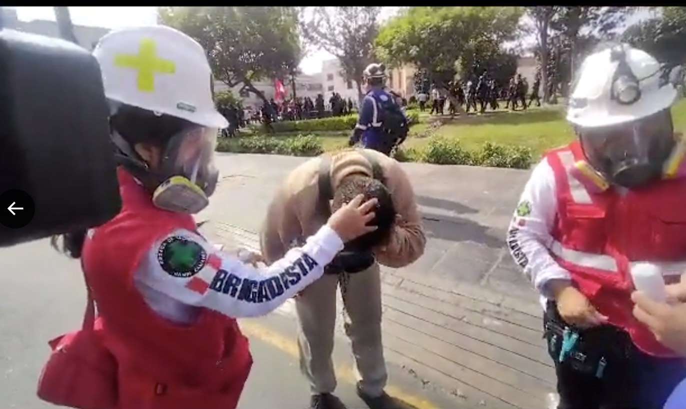 Cinegrafista recebe atendimento depois de violência policial em manifestação no Peru