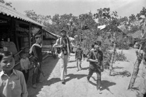 Fotógrafo caminha em uma vila no Vietnã