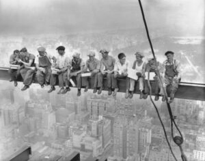 Trabalhadores almoçando sentados em uma viga no alto de um prédio em Nova York. Foto escolhida pela Getty Images para o Dia mundial da fotografia