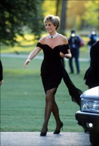 Princesa Diana de vestido preto em Londres. Foto selecionada para o Dia Mundial da Fotografia pela Getty Images