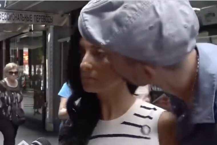 Homem dá beijo em vereadora de Nova York durante entrevista para a TV na rua