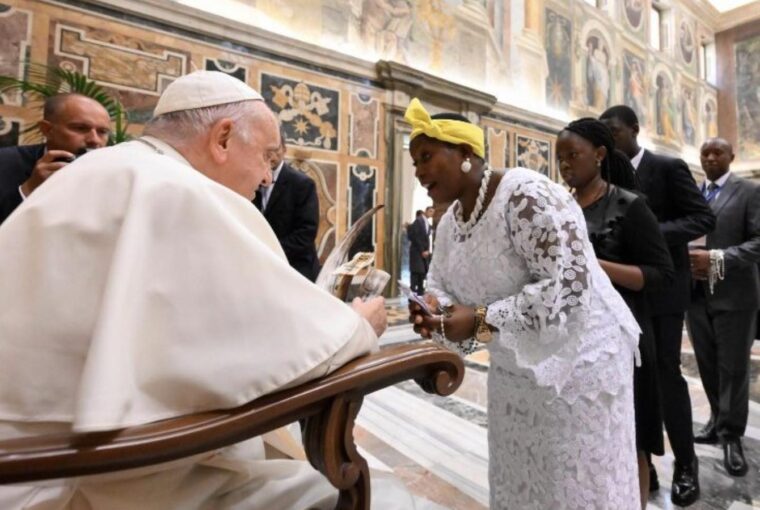 Em encontro de legisladores católicos em Roma, Papa Francisco voltou a criticar mídias sociais