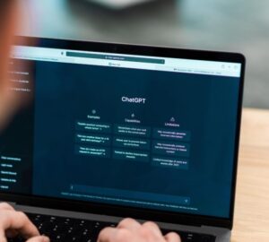 Notebook com tela inicial do ChatGPT, onde o usuário deve inserir o 'prompt' para pedir respostas ao chatbot de IA