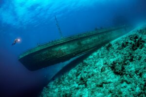 Mergulhador encontra um navio naufragado nas Bahamas, Caribe. A foto foi premiada no concurso de fotografia oceânica