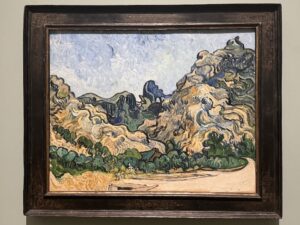 Foto do quadro Mountains at Saint-Rémy, pintado por Vincent Van Gogh em 1889, apresentado na exposição Poets & Lovers da National Gallery London