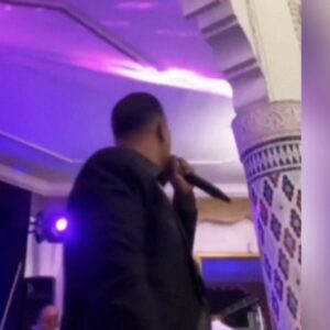 Homem canta em um casamento em Marrocos interrompido pelo terremoto