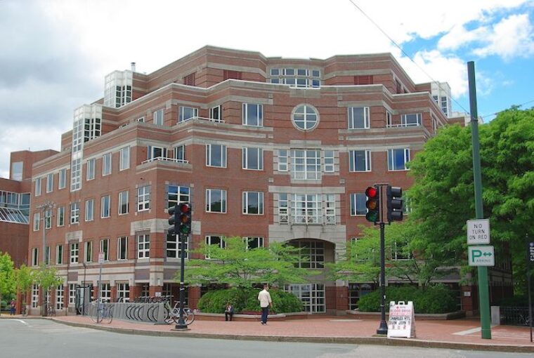 Harvard Kennedy School, nos EUA, oferece bolsas de pesquisa para profissionais de várias áreas do conhecimento