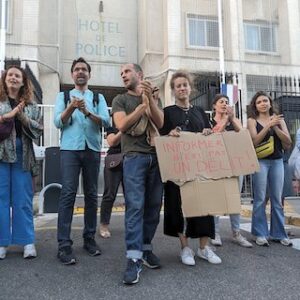 Manifestação contra operação que terminou com jornalista investigativa francesa presa em Marselha