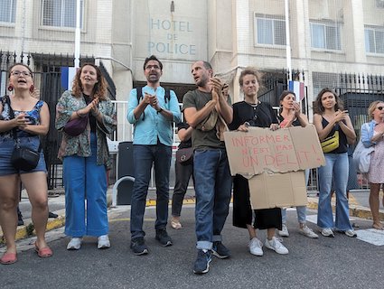Manifestação contra operação que terminou com jornalista investigativa francesa presa em Marselha