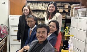 Jornalista das Filipinas Nobel da Paz e sua equipe jurídica aguardam a sentença que a absolveu de crime fiscal