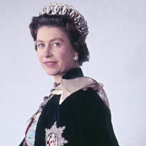 Rainha Elizabeth II da Inglaterra aos 42 em trajes oficiais, foto escolhida pelo rei Charles para marcar o primeiro aniversário de sua morte