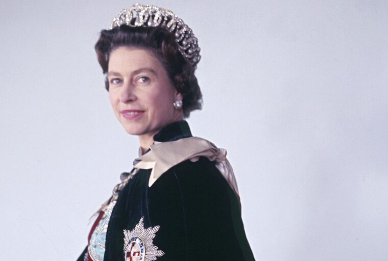 Rainha Elizabeth II da Inglaterra aos 42 em trajes oficiais, foto escolhida pelo rei Charles para marcar o primeiro aniversário de sua morte