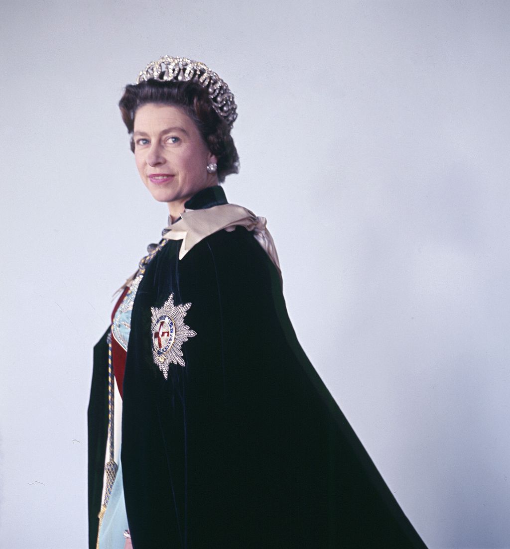 Rainha Elizabeth aos 42 em trajes oficiais, foto escolhida pelo rei Charles para marcar o primeiro aniversário de sua morte