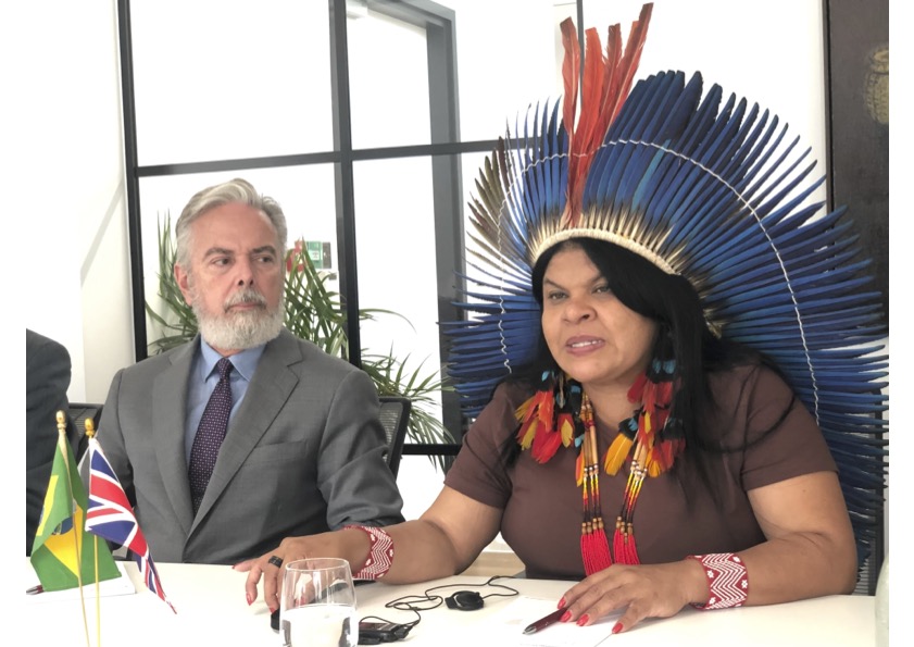 Antonio Patriota e Sonia Guajajara, Ministra dos Povos Indígenas, em apresentação em Londres