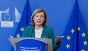 Vera Jourová, comissária da União Européia, discursa em Bruxelas sobre riscos da desinformação e ausência do Twitter em pacto contra fake news