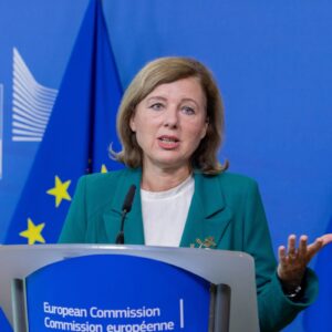 Vera Jourová, comissária da União Européia, discursa em Bruxelas sobre riscos da desinformação e ausência do Twitter em pacto contra fake news