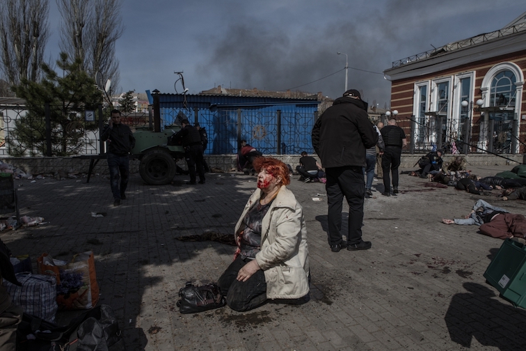 Mulher ensanguentada após ataque da Rússia a uma estação ferroviária na guerra da Ucrânia