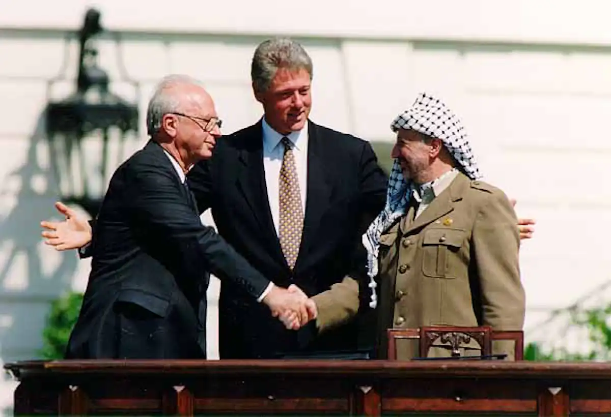 Os Acordos de Oslo de 1993, assinados pelo líder palestino Yasser Arafat e pelo primeiro-ministro israelense Yitzhak Rabin, abriram o caminho para o estabelecimento de uma Autoridade Palestina em Gaza. Vince Musi/A Casa Branca/WIkimedia Commons