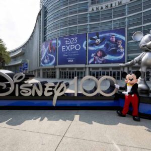 Mickey mostra o letreiro de comemoração dos 100 anos da Disney
