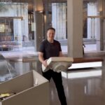Elon Musk entrando na sede do Twitter com uma pia, quando anunciou a compra da rede social