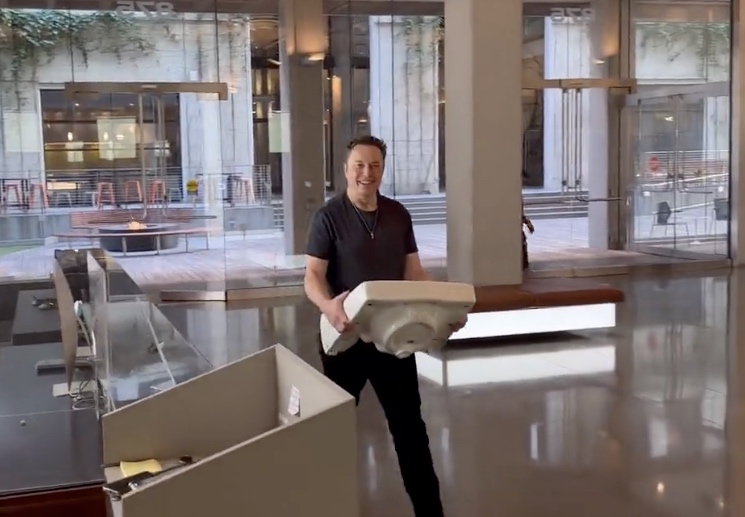 Elon Musk entrando na sede do Twitter com uma pia, quando anunciou a compra da rede social