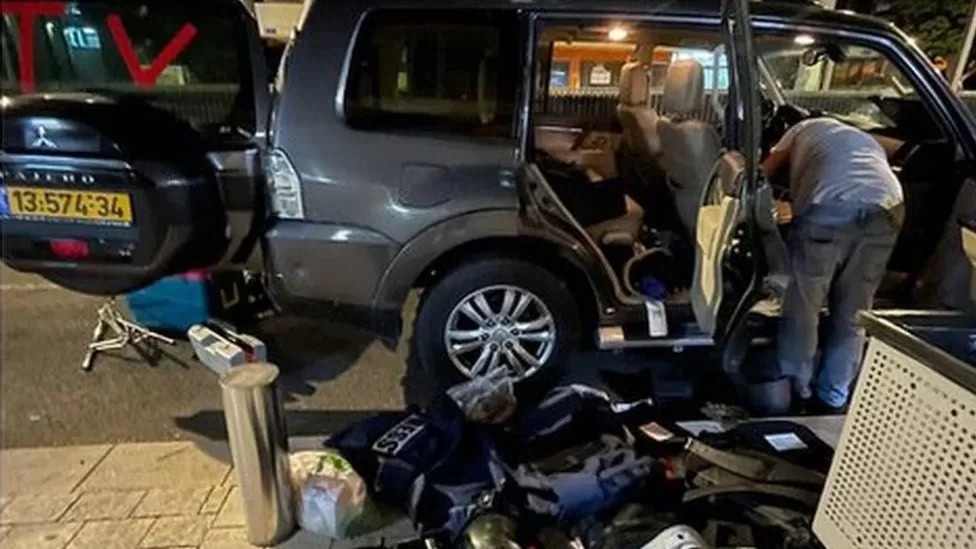 Equipe de jornalistas da BBC é revistada por policiais em Tel Aviv 