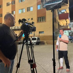 Jornalista palestino ferido transmite notícia em Gaza