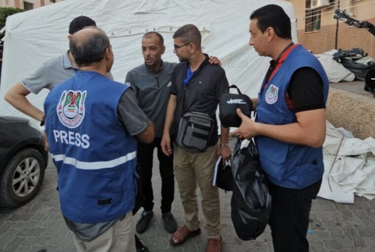Profissionais de imprensa em Gaza recebendo equipamentos de proteção na guerra entre Hamas e Israel