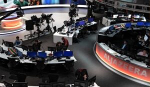Redação da rede de TV árabe Al Jazeera, que pode ser fechada pelo governo de Israel