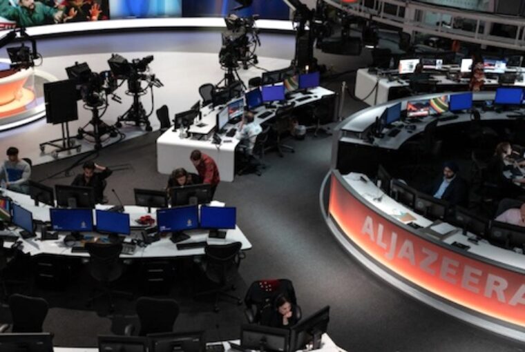 Redação da rede de TV árabe Al Jazeera, que pode ser fechada pelo governo de Israel
