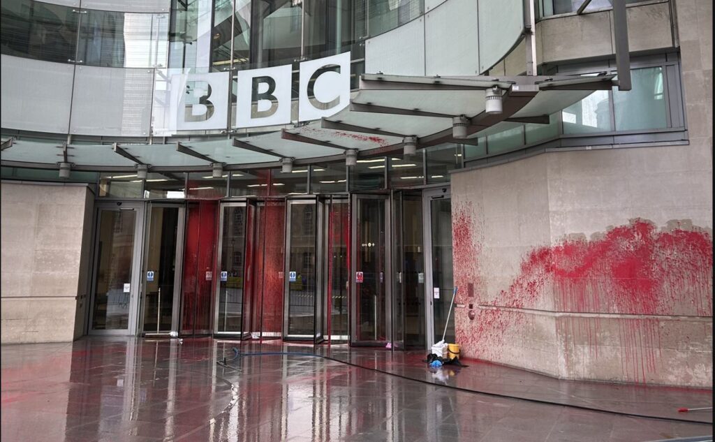 Sede da BBC em Londres vandalizada com tinta vermelha em meio à polêmica sobre chamar ou não grupo Hamas de terrorista