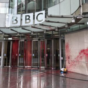 Sede da BBC em Londres vandalizada com tinta vermelha em meio à polêmica sobre chamar ou não grupo Hamas de terrorista