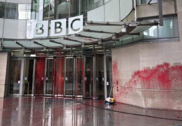 Sede da BBC em Londres vandalizada com tinta vermelha em meio à polêmica sobre chamar ou não grupo Hamas de terrorista