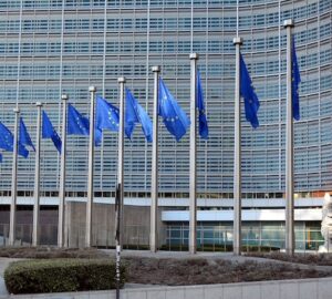 Sede da Comissão Europeia em Bruxelas, que faz pressão sobre redes sociais por desinformação na guerra Israel - Hamas