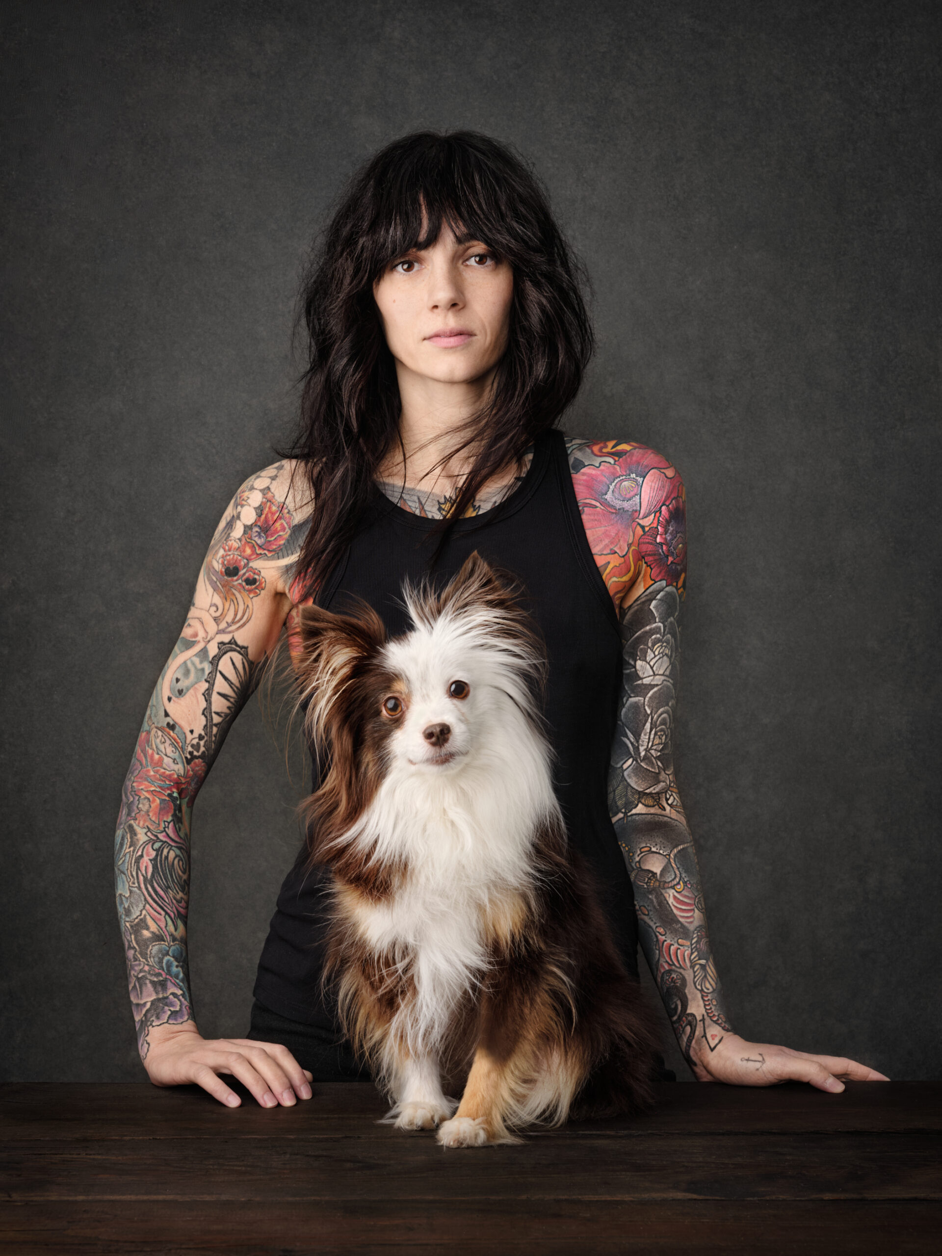 Mulher com cachorro posando em estúdio, foto premiada no Dog photography Award
