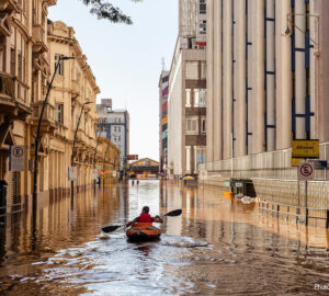 Foto premiada mostra caiaque indo resgatar pessoas no centro de Porto Alegre durante enchentes