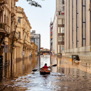 Foto premiada mostra caiaque indo resgatar pessoas no centro de Porto Alegre durante enchentes