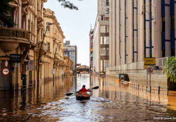 Foto premiada mostra caiaque indo resgatar pessoas no centro de Porto Alegre durante enchentes