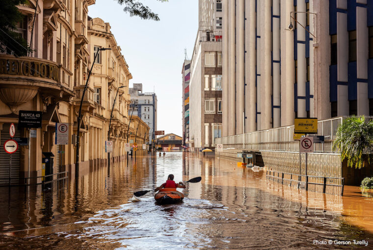 Foto premiada mostra caiaque indo resgatar pessoas no centro de Porto Alegre durante enchentes