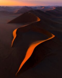 O sol bate nas dunas do deserto da Namibia. A imagem venceu um dos prêmios especiais do concurso de fotos de paisagem